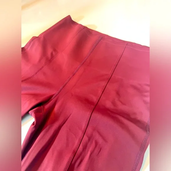 Halara ultra high waisted Stylish Burgundy Flared leggings
NWT size large - Picture 3 of 5